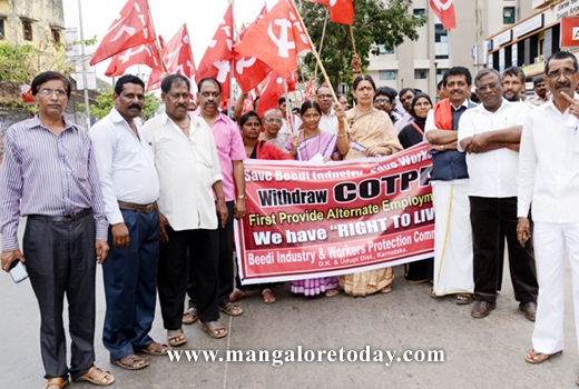 Beedi workers take out massive rally 1